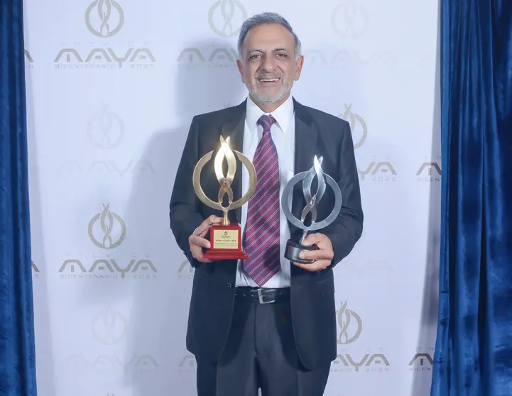 Henry Dueri con el premio Maya Dorado a empresario destacado del bicentenario. (Foto. Permios Maya Bolivia).