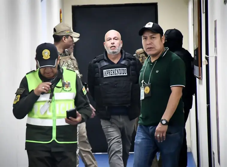 Arturo Murillo llegando a Viru Viru. (Foto. Opini&oacute;n).