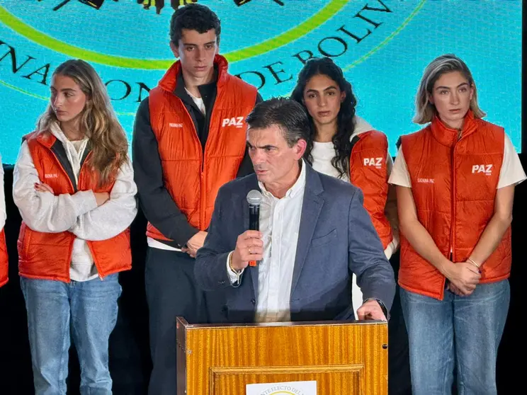 Rodrigo Paz dando su discurso.