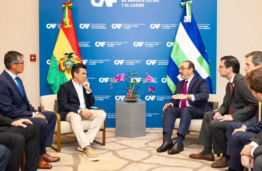 Rodrigo Paz con el presidente de la CAF. (Foto. CAF).