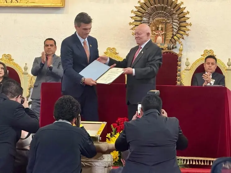 Rodrigo Paz, presidente electo recibiendo su credencial. (Foto. Bunker).