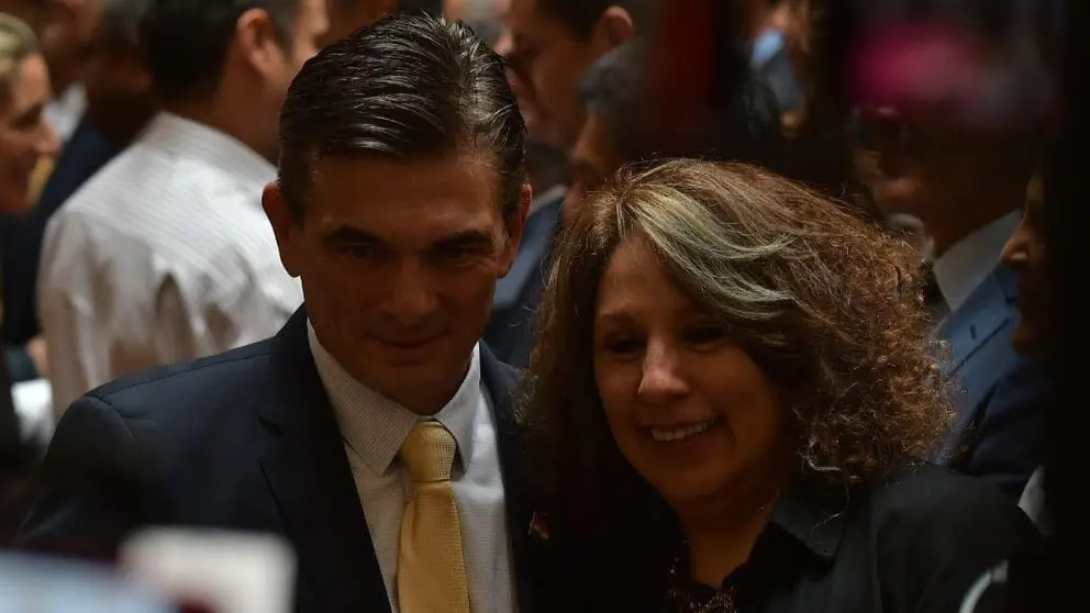 Cinthya Y&aacute;&ntilde;ez Eid, junto a Rodrigo Paz. (Foto. RR. SS.).