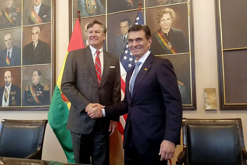 El subsecretario de Estado de Estados Unidos, Christopher Landau y el presidente de Bolivia, Rodrigo Paz. (Foto: Correo del Sur).