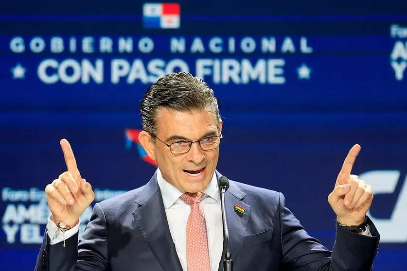 Rodrigo Paz, presidente de Bolivia en el Foro de la CAF en Panam&aacute;. (Foto. Jornada).