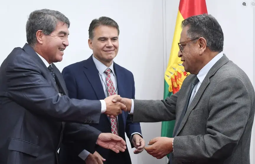 Izquierda: Viceministro de R&eacute;gimen Interior y Polic&iacute;a, Hern&aacute;n Paredes Mu&ntilde;oz.