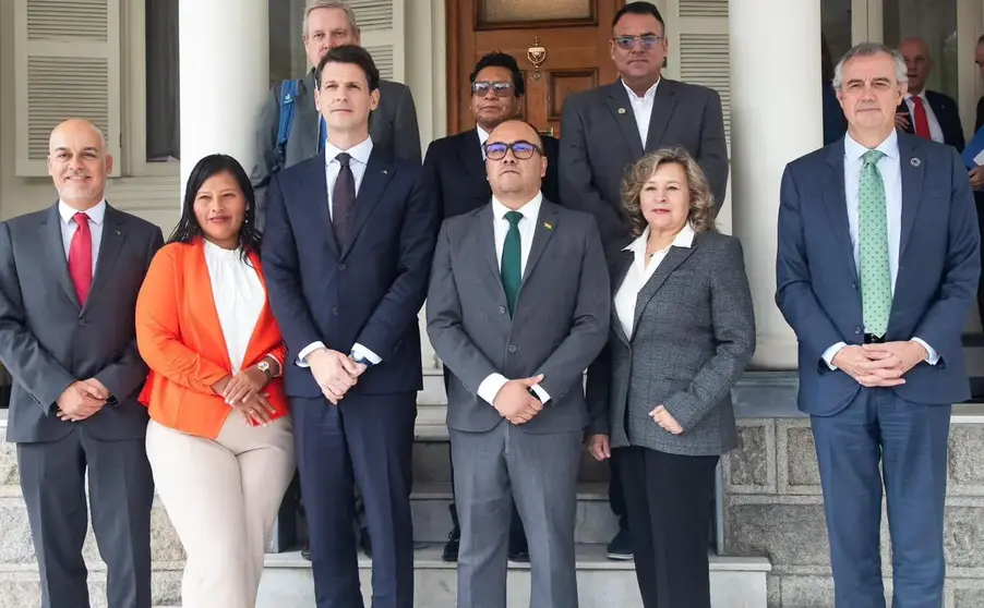 Delegados de la Uni&oacute;n Europea y vocales del TSE. (Foto. La Raz&oacute;n).