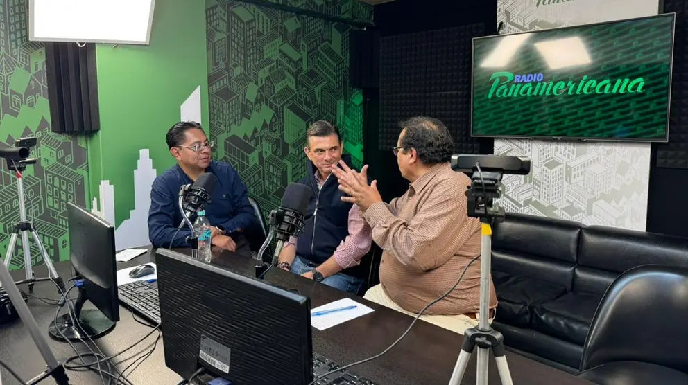 Rodrigo Paz, presidente de Bolivia, en su visita a la emisora.
