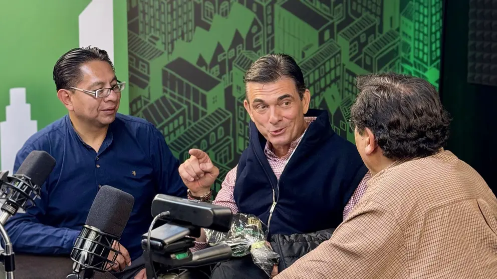 Presidente Rodrigo Paz en los estudios de Radio Panamericana (Foto: Radio Panamericana)