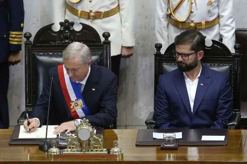 Jos&eacute; Antonio Kast firmando.