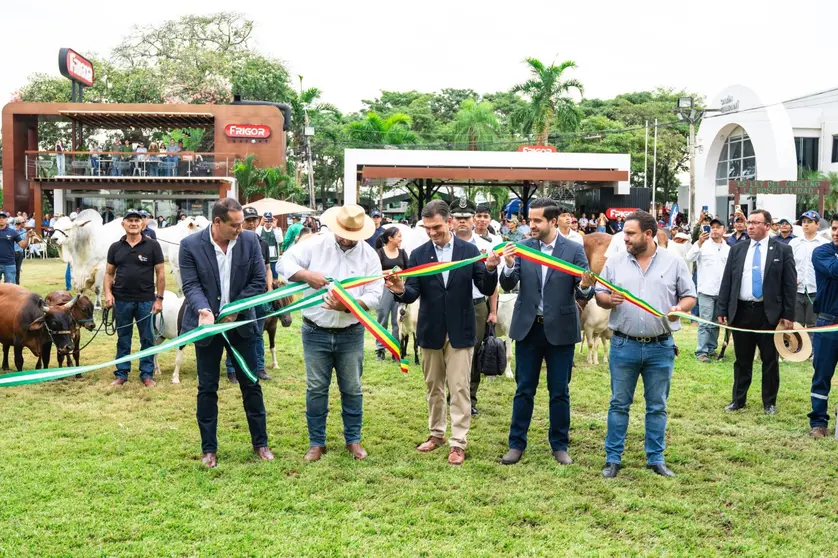 Rodrigo Paz y el presidente de la C&aacute;mara Agropecuaria del Oriente (CAO) y de FEXPOCRUZ, Klaus Frerking, en la inauguraci&oacute;n oficial de la AGROPECRUZ 2026 (Foto: CAO)