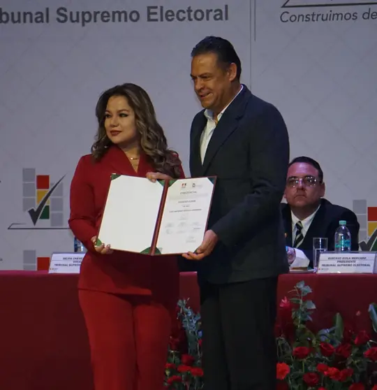 Luis Revilla recibe su credencial