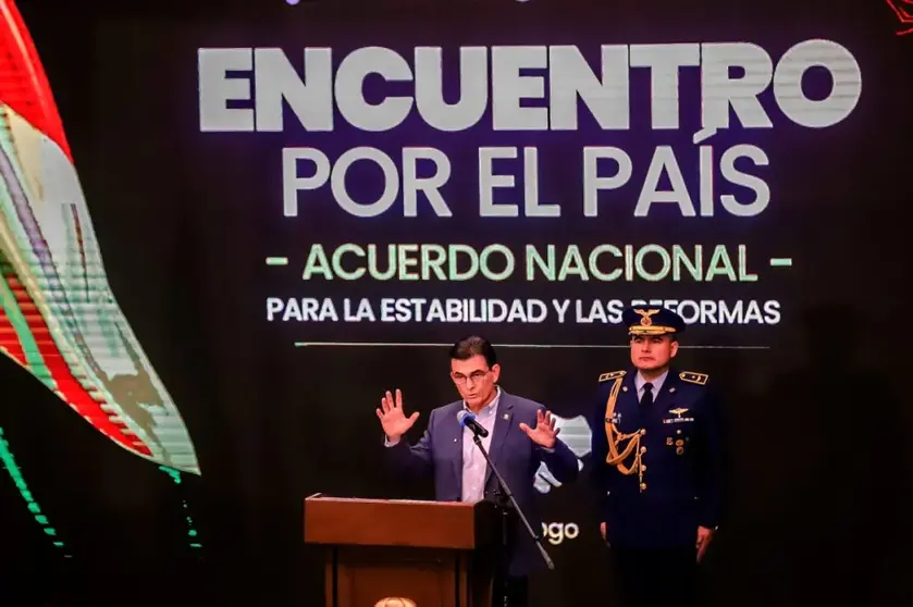 Rodrigo Paz habla en el encuentro nacional convocado.