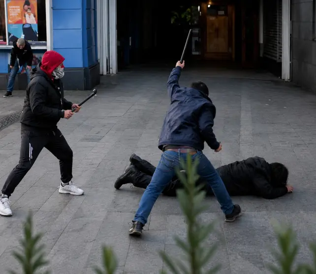 Agresi&oacute;n a polic&iacute;a en la estaci&oacute;n celeste de Mi Telef&eacute;rico (Imagen reimaginada con IA. Cr&eacute;ditos: Panamericana)