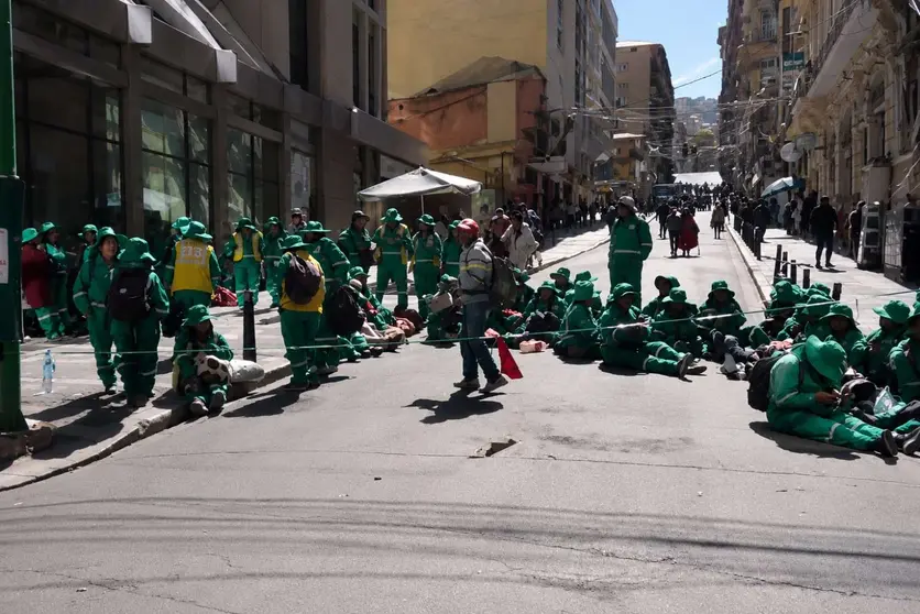 Trabajadores de La Paz Limpia inician paro indefinido y bloquean puertas de la Alcald&iacute;a (Foto: Radio Panamericana)
