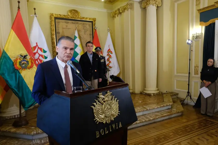 Ernesto Justiniano, ministro de defensa.
