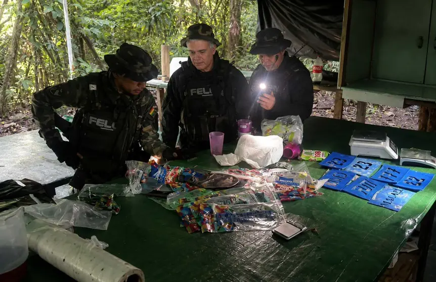 Ministro de Defensa, Ernesto Justiniano. (Foto referencial de un operativo previo en el Chapare. Imagen optimizada con IA)