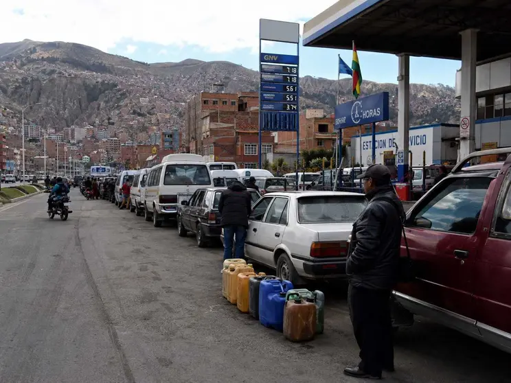 Imagen referencial. Filas por combustible, (Foto: Generada con IA)