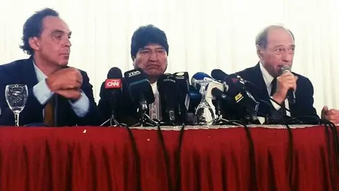 evo-morales-con-sus-abogados