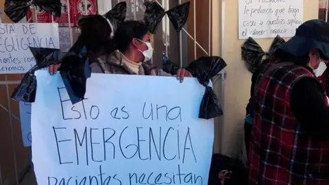 Paciente-sostiene-instalaron-Hospital-Clinicas_LA RAZON