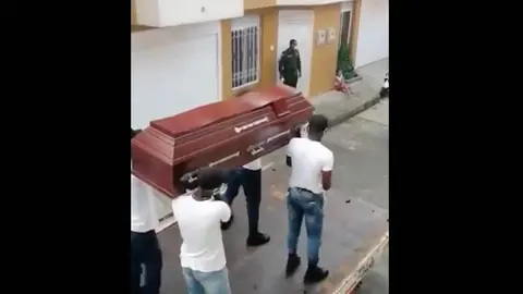 VIDEO: Polic&iacute;as colombianos recrean video viral para concienciar sobre el COVID-19