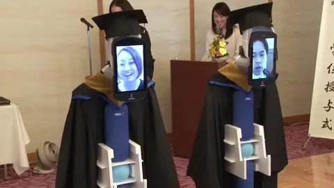 VIDEO: Una universidad japonesa celebra su graduaci&oacute;n con robots