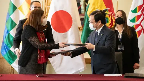 El embajador del Jap&oacute;n, Osamu Hokida, y la ministra de Relaciones Exteriores, Karen Longaric Foto: Canciller&iacute;a de Bolivia