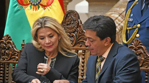 Ministro de Hidrocarburos V&iacute;ctor Hugo Zamora y Presidenta del Estado de Bolivia A&ntilde;ez Foto: Ministerio de Hidrocapburos