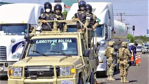 Cisternas de Ox&iacute;geno son escoltadas por el ejercito Foto: RRSS