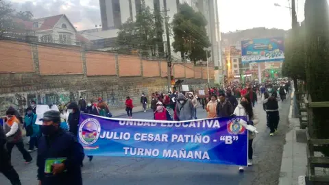 Padres de familia bloquean la zona sur de La Paz Foto: La Paz Bus