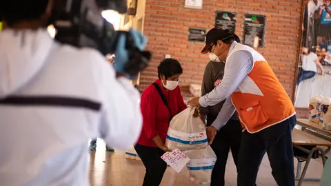 Visi&oacute;n Mundial Bolivia haciendo entrega de paquetes alimenticios a ni&ntilde;as y ni&ntilde;os en vulnerabilidad en el marco de la campa&ntilde;a #S&uacute;mate Foto: WVB