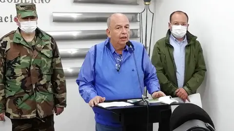 Ministro Murillo en conferencias de prensa sobre el rescate de los polic&iacute;as secuestrados Foto: ABI