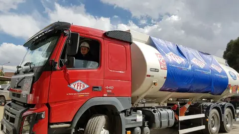 El presidente de YPFB conduce uno de los veh&iacute;culos cisterna con agua. Foto: YPFB.