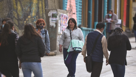 En el centro de La Paz, varias personas caminan sin usar mascarillas, pese a los contagios. Foto: Carlos S&aacute;nchez, P&aacute;gina Siete.