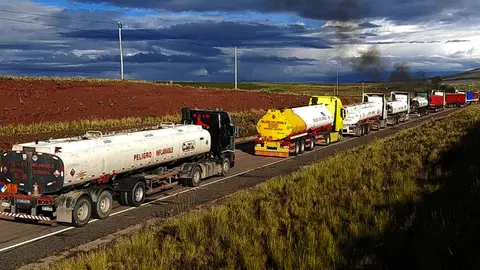 Varios camiones cisterna perjudicados por el bloqueo en la carretera a Desagudero. Foto: APG