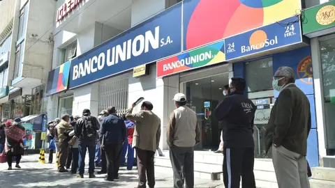 Largas filas en bancos Foto: LaRazon