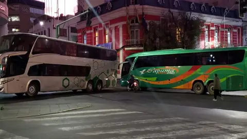 Bloqueo de buses (Foto: La Raz&oacute;n)