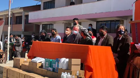 La alcaldesa de la ciudad de El Alto, Eva Copa, agradece a Koica y Visi&oacute;n Mundial por el apoyo a las unidades educativas.