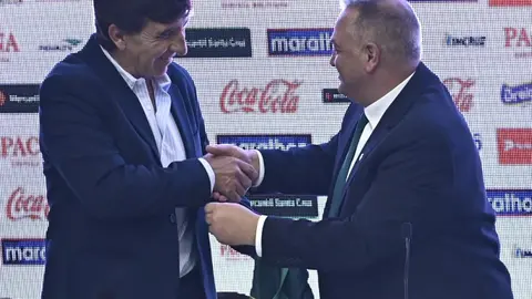 Gustavo Costas (izq.) y Fernando Costa (der.) antes de firmar el contrato. (Foto: Ramiro Pacheco)