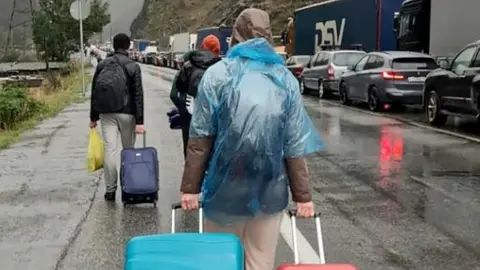 Ciudadanos rusos rumbo a la frontera con Georgia. (Foto: Swiss Info).
