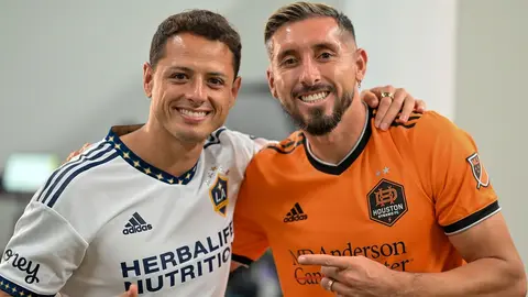 'Chicharito' Hern&aacute;ndez y H&eacute;ctor Herrera. (Foto: Marca).