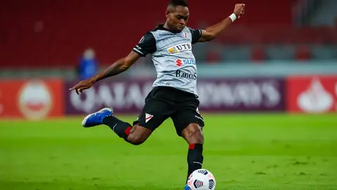 Marc Fran&ccedil;ois Enoumba, defensor de Always Ready. (Foto: Futbol.Uy).