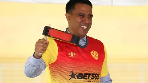 C&eacute;sar Far&iacute;as, entrenador de f&uacute;tbol. (Foto: Metro Ecuador).