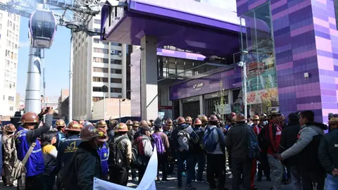 Mineros en el telef&eacute;rico morado. (Foto: Ahora el Pueblo).