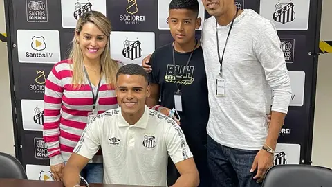 Enzo Monteiro, jugador boliviano, con su familia. (Foto: Bolivia 2022).