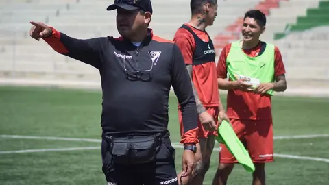 Oscar Villlegas, entrenador de f&uacute;tbol. (Foto. La Raz&oacute;n).