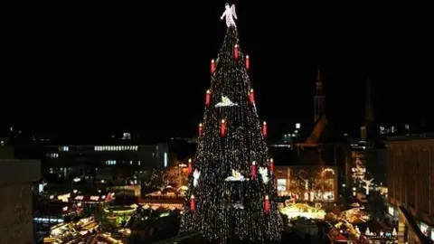 &Aacute;rbol de navidad m&aacute;s grande del mundo. (Foto: Eju tv)