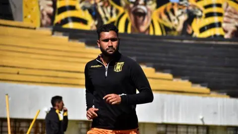 Adri&aacute;n Jusino, defensor boliviano. (Foto: Diario Nuevo Sur).
