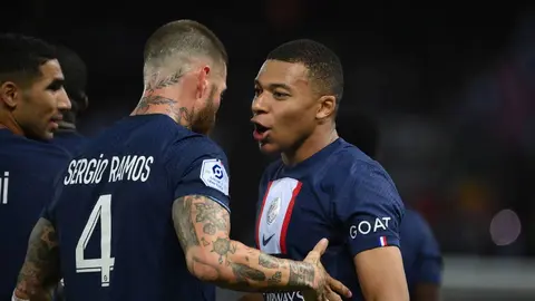 Sergio Ramos y Kylian Mbapp&eacute;, jugadores del PSG. (Foto: FC Barcelona Noticias).