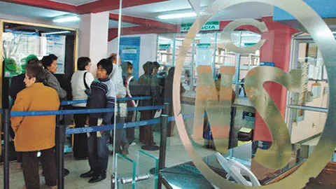 Caja Nacional de Salud. (Foto: La Raz&oacute;n).