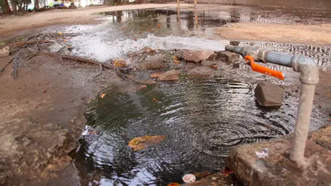 Desperdicio de agua, imagen referencial. (Foto: Urgente.bo).
